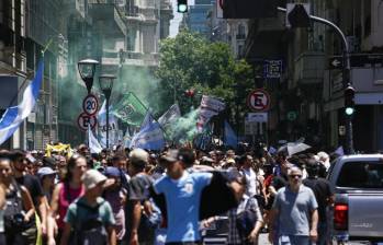 Estudiantes, docentes y ciudadanos inundan las calles de Argentina en rechazo a los recortes en educación. FOTO: GETTY | REFERENCIA