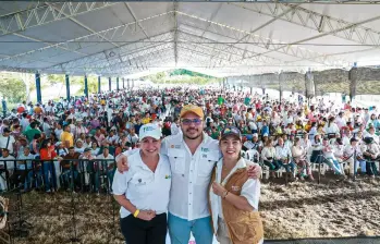 Felipe Harman, director de la Agencia Nacional de Tierras, convirtió la entidad en epicentro de poder y plataforma electoral para sus aliados regionales. En esta foto está con Alexandra Pineda y Patricia Caicedo, ambas ganadoras en la consulta. FOTO: REDES SOCIALES Felipe Harman, director de la Agencia Nacional de Tierras, convirtió la entidad en epicentro de poder y plataforma electoral para sus aliados regionales. En esta foto está con Alexandra Pineda y Patricia Caicedo, ambas ganadoras en la consulta. FOTO: REDES SOCIALES