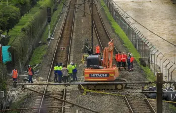 Desde el pasado lunes, un frente de más de 80 trabajadores trabaja las 24 horas para corregir una socavación descubierta entre las estaciones Poblado y Aguacatala del Metro de Medellín. FOTO: Camilo Suárez Echeverry Desde el pasado lunes, un frente de más de 80 trabajadores trabaja las 24 horas para corregir una socavación descubierta entre las estaciones Poblado y Aguacatala del Metro de Medellín. FOTO: Camilo Suárez Echeverry