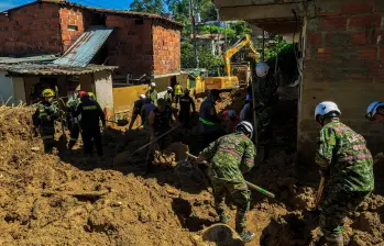 En Sabaneta avanzan en la remoción de la tierra que cayó en el sector El Hoyo. Se cumplen dos días de búsqueda de los desaparecidos. FOTO: MANUEL SALDARRIAGA