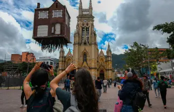 Esta casa en el aire ha llamado la atención de bogotanos y turistas. FOTO AFP