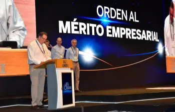 Jorge Mario Velásquez, presidente de Grupo Argos, fue condecorado por la Andi. FOTO tomada de X