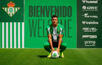El futbolista colombiano Nelson Deossa, de 25 años, firmó contrato con el Betis hasta 2030. FOTO: TOMADA DEL X DE @RealBetis