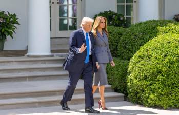 El presidente estadounidense, Donald Trump, y su esposa Melania Trump, fueron acusados de ser presentados por el fallecido abusador sexual Jeffrey Epstein. FOTO: Xinhua