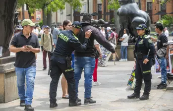 Descripción:Policía patruya frecuentemente el Centro de Medellín, donde ocurren la mayoría de homicidios y hurtos. Fecha de evento: 12/06/2025. Foto: Esneyder Gutiérrez