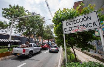 No le pare bolas a los que le recomiendan saltarse la medida. Cuando lo multen, seguramente no correrán a regalarle la plata para pagar. FOTO: ESNEYDER GUTIÉRREZ