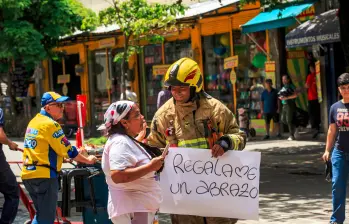 Como parte de las estrategias en Medellín para disminuir las tendencias suicidas, los bomberos de la ciudad lideraron una campaña llamada “Regálame un abrazo”. FOTO: CAMILO SUÁREZ