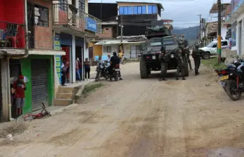 Los vehículos blindados del Ejército Nacional en una calle del corregimiento El Plateado, en Argelia (Cauca), una escena que ya se está volviendo cotidiana para sus habitantes. FOTO cortesía del ejército