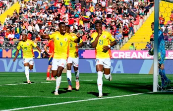Con el número 21 en su camiseta, Néiser Villarreal festeja uno de sus goles ante España. FOTO CORTESÍA FCF
