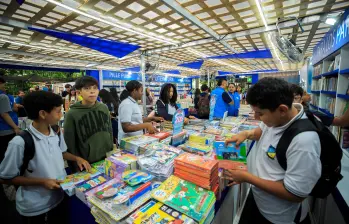 Durante la Fiesta del Libro, la editorial Planeta entregó una donación de libro para las bibliotecas de Medellín. Foto: Camilo Suárez