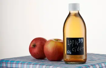 El vinagre de manzana sí cuenta con otros beneficios probados científicamente. FOTO Tomada de @bmj_company