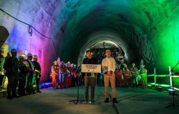 Andrés Julián Rendón, gobernador de Antioquia, Federico Gutiérrez, alcalde de Medellín, y trabajadores del Túnel del Toyo. Foto: Cortesía. 