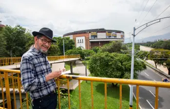 En uno de sus recorridos, Luis Alirio Calle muestra los lugares emblemáticos de la tragedia en la que sumieron los narcos a Medellín; sin embargo también mostrará las experiencias de resistencia desde los barrios y las instituciones. FOTO esneyder gutiérrez