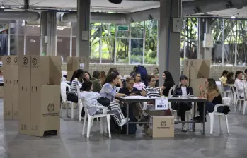 La consulta del Pacto Histórico en Medellín registró una notoria ausencia de votantes. FOTOS: Camilo Suárez. La consulta del Pacto Histórico en Medellín registró una notoria ausencia de votantes. FOTOS: Camilo Suárez.