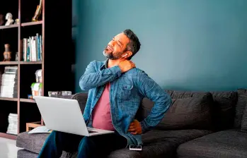 Los empleados agotados pueden mostrar menor participación en reuniones, reducir su productividad, retrasar entregas o incluso aislarse de su equipo de trabajo. FOTO: GETTY