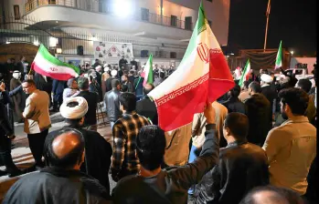 Manifestantes en Irán protestan pese al apagón casi total de internet, una medida que el régimen ha utilizado en ciclos anteriores de movilización social y represión. FOTO: AFP