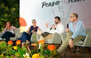 De izquierda a derecha: Luz María Sierra, Rocío Arango, Hernando Santamaría y Alfonso Ospina en el primer panel del Festival del Pensamiento en Santa Fe de Antioquia. FOTO Prisa Media