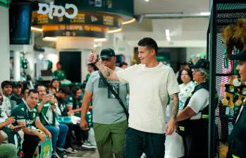 James Rodríguez durante un evento con algunos hinchas de León. FOTO @clubleonfc