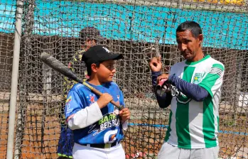 Emanuel Ortiz y su papá, Luis Fernando, comparten en el diamante Luis Alberto Villegas de Medellín. Ellos son protagonistas de una apasionante historia familiar que busca salir adelante. FOTO donaldo zuluaga-los paisitas