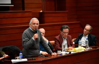 Ricardo Bonilla, exministro de Hacienda, es saludado por el ministro de la cartera económica, Germán Ávila. FOTO CORTESÍA MINHACIENDA