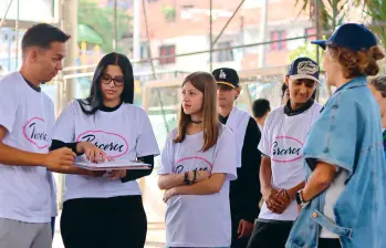 María Yecenia Noreña Estrada (Abajo) es una de las embajadoras más conocidas del programa Parceros que busca salvar vidas de jóvenes. FOTO JULIO CÉSAR HERRERA