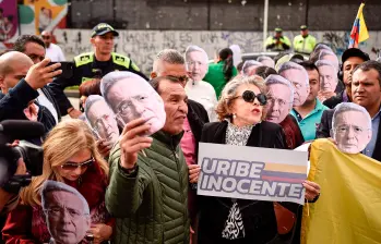 Simpatizantes de Álvaro Uribe a las afueras del complejo judicial de Paloquemao, en Bogotá. El expresidente sigue la audiencia de forma virtual. FOTO: Colprensa