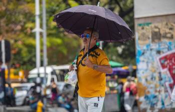Una medida de protección es usar sombrillas para evitar los rayos solares que pueden aumentar el riesgo de un golpe de calor. Foto: Esneyder Gutiérrez