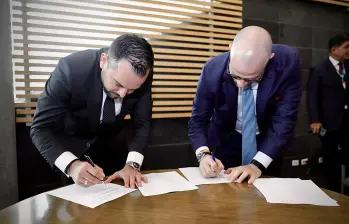 Edwin Palma, ministro de Minas y Energía (izq.), firma acuerdo de confidencialidad con representante de Venezuela por Monómeros. FOTO tomada de X