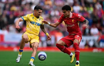Daniel Muñoz y Luis Díaz podrían ser compañeros en Liverpool en la próxima temporada, de acuerdo con lo que especula la prensa inglesa. FOTO: GETTY