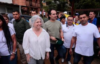 La ministra de Vivienda Catalina Velasco y el alcalde Federico Gutiérrez durante el recorrido en el barrio El Faro de Medellín. FOTO: CARLOS VELÁSQUEZ