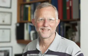 Charles Rice ganó el Premio Nobel de Medicina en 2020 gracias a sus aportes al descubrimiento del virus de la hepatitis C. Imagen, AFP. 