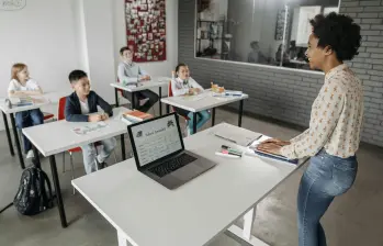 El nuevo curso de Coursera y OpenAI está dirigido a docentes de primaria y secundaria interesados en integrar la IA en el aula. FOTO cortesía Coursera