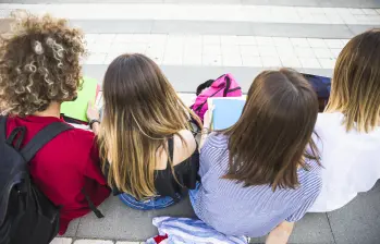 Padres del Colegio Sorrento denunciaron que estudiantes de secundaria son presionados a participar en juegos de “verdad o reto” que derivan en actos sexuales dentro de los baños de la institución. Imagen de referencia, Freepik. 
