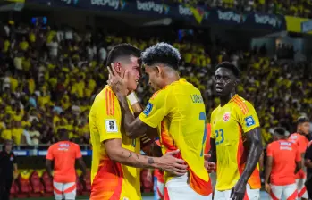 James Rodríguez de Colombia (izq.) celebra con su compañero Luis Díaz (der.) tras anotar el segundo gol de su equipo durante un partido de clasificación para la Copa Mundial de la FIFA 2026 entre Colombia y Bolivia en el Estadio Metropolitano Roberto Meléndez el 4 de septiembre de 2025 en Barranquilla, Colombia. (Foto de David Nieto/Eurasia Sport Images/Getty Images)