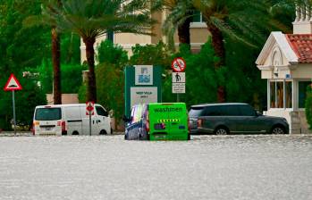 Fuertes lluvias en Dubái inundaron calles y aeropuerto de la ciudad. Foto: AFP. 