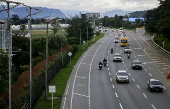 Retorno de viajeros por la autopista norte a Bogotá. Foto: Colprensa-Mariano Vimos
