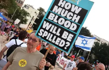 Los manifestantes levantan pancartas y corean consignas durante una protesta antigubernamental en Tel Aviv el 31 de julio, pidiendo el fin de la guerra en Gaza. FOTO: AFP