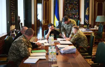 Volodímir Zelenski y mandos militares en Ucrania / Foto: X @ZelenskyyUa