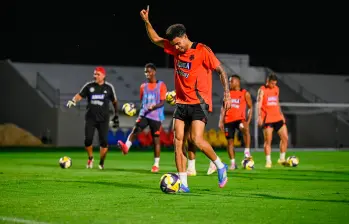 Luis Díaz disfruta el entrenamiento. En los recuadros, Luis Suárez y Kevin Mier. FOTO GETTY-FCF