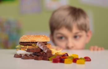 Alrededor de 41 millones de niños y niñas en el mundo tienen exceso de grasa. La principal causa de la obesidad es una mala alimentación, alta en comidas ultraprocesadas y azucaradas. Foto: Sstock