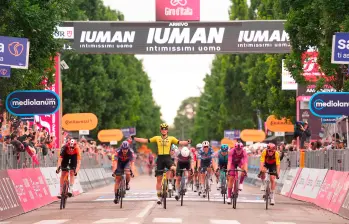 La imagen de la llegada y el festejo de Olav Kooij tras imponerse en la etapa 12 del Giro. FOTO @giroditalia