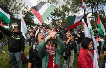 La jornada de las marchas en Bogotá empezó desde varios puntos de la ciudad y, como sucedió hace algunos días, hubo actos del vandalismo como la destrucción de vidrios en la Calle 72, al lado del centro comercial Avenida Chile. Foto: Colprensa