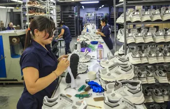 La informalidad en Colombia tiene raíces estructurales y no se limita al tamaño del negocio, sino que refleja las barreras de acceso a la formalidad, los costos tributarios y las trabas administrativas que enfrentan los microempresarios. Foto: Camilo Suárez  La informalidad en Colombia tiene raíces estructurales y no se limita al tamaño del negocio, sino que refleja las barreras de acceso a la formalidad, los costos tributarios y las trabas administrativas que enfrentan los microempresarios. Foto: Camilo Suárez