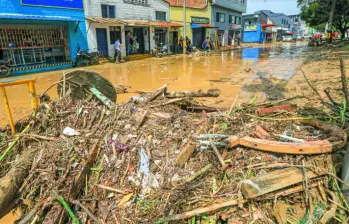 Es necesario que haya más consciencia e información sobre estas emergencias en los barrios y que la gente pueda prepararse, que sepa usar el SIATA, por ejemplo, y tenga claro el protocolo para actuar ante un aguacero, un desbordamiento o inundación. FOTO ESNEYDER GUTIÉRREZ