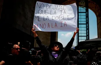 Con pancartas, los locutores en México clamaron por sus derechos. FOTO AFP