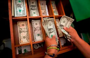 Dólar sigue por encima de los 4.000 pesos en Colombia. FOTO COLPRENSA. 