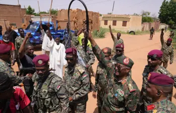 Las Fuerzas Armadas Sudanesas (FAS) (en la foto), luchan contra las Fuerzas de Apoyo Rápido en el oeste de Sudán. Se trata de un grupo paramilitar que refuerza sus filas con mercenarios colombianos. FOTO: Xinhua