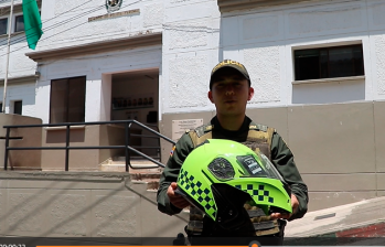 El patrullero Oliva muestra el casco que determinó su buena suerte y el hecho de que siga vivo. FOTO CAPTURA DE VIDEO