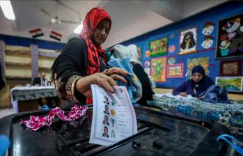 Una mujer vota para las elecciones presidenciales en la Escuela Mártir Mohamed Savwaf en la ciudad de Shibin El Qanater, El Cairo, Egipto, el 12 de diciembre de 2023. Foto GETTY.