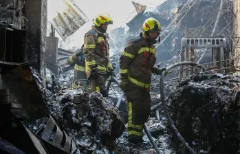 Imagen de incendio ocurrido en una bodega de reciclaje cerca a la Plazuela Zea, en el Centro de Medellín. FOTO: Manuel Saldarriaga Quintero
